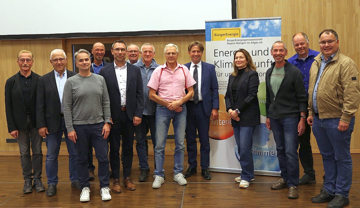 Eine Gruppe Menschen im Dorfgemeinschaftshaus in Deuchelried