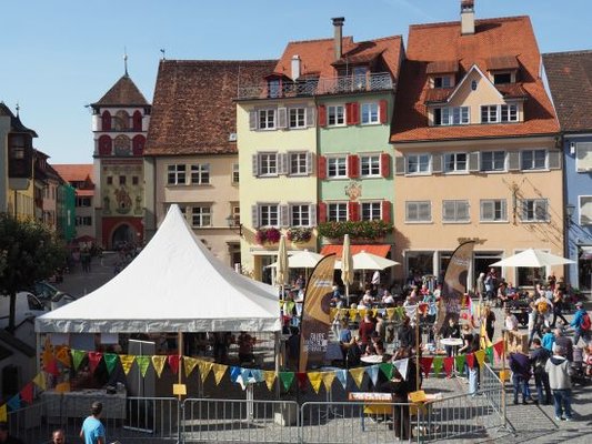 Viele Menschen auf dem Marktplatz