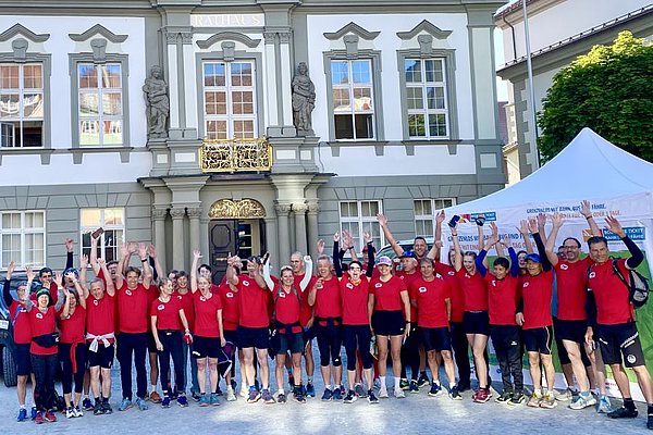 Alle Läufer vor dem Rathaus in Wangen freuen sich auf den Start