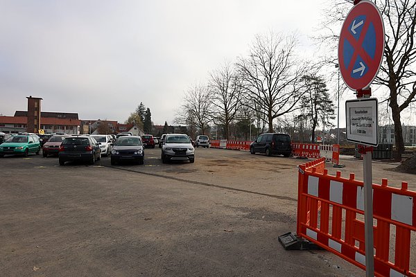 Parkplatz mit Parkverbotschild ab 13. März 2024