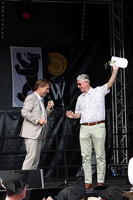 Oberbürgermeister Michael Lang und Stadtpräsident Hans Mäder sprechen auf der Bühne.