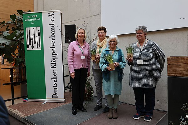 Vier Frauen freuen sich auf den Klöppelkongress