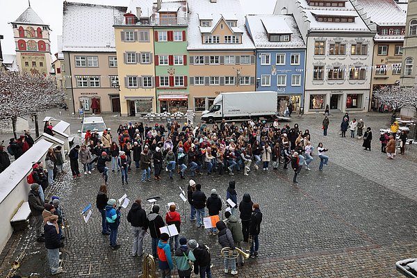 Viele junge Menschen tanzen auf dem Marktplatz