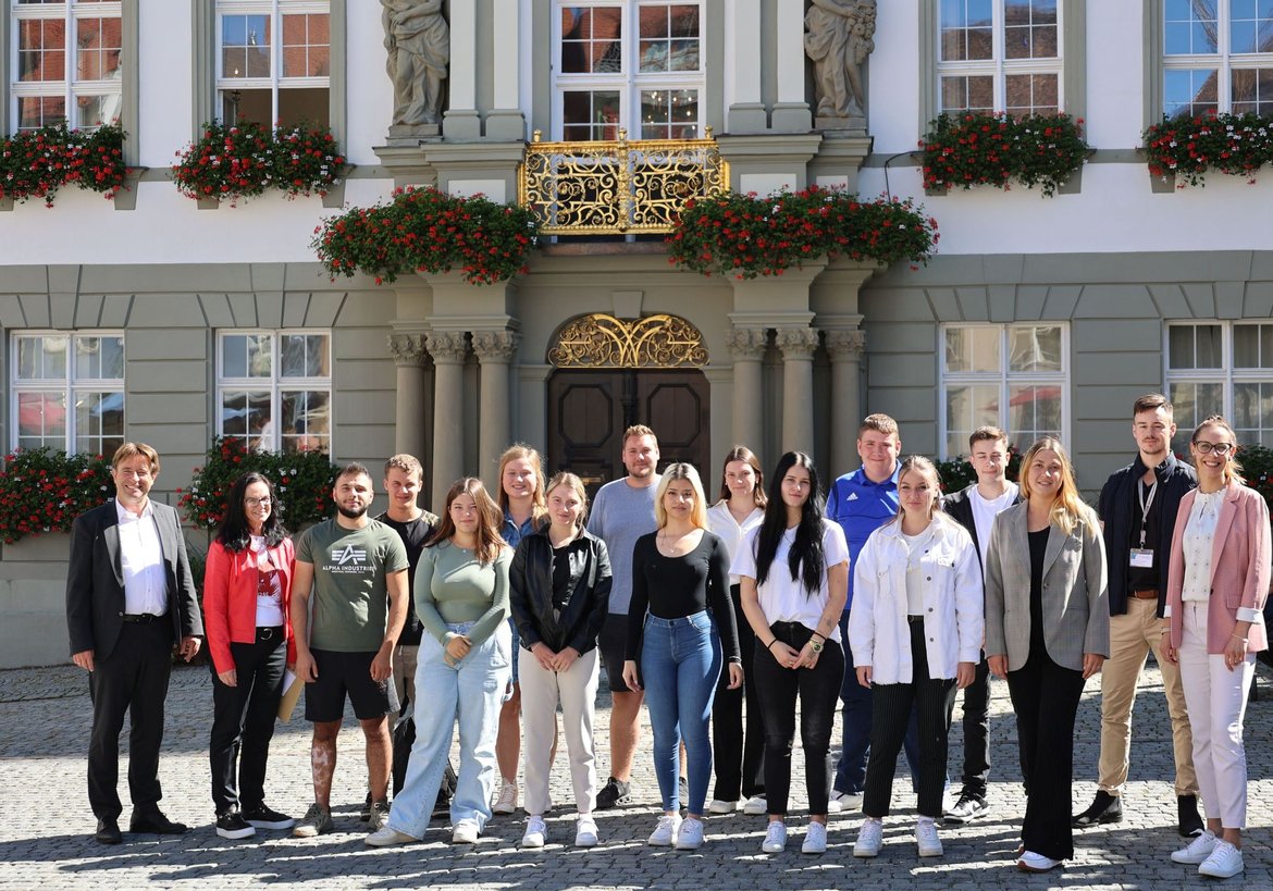 13 junge Menschen mit OB Michael Lang, Annette Füssinger, Pflegedienstleitung Heiliggeist-Spital und Alexandra Hirschle, Ausbildungsleitung 