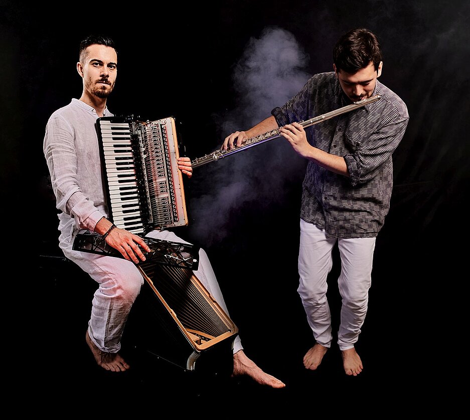 Zwei Musiker mit Querflöte und Akkordeon