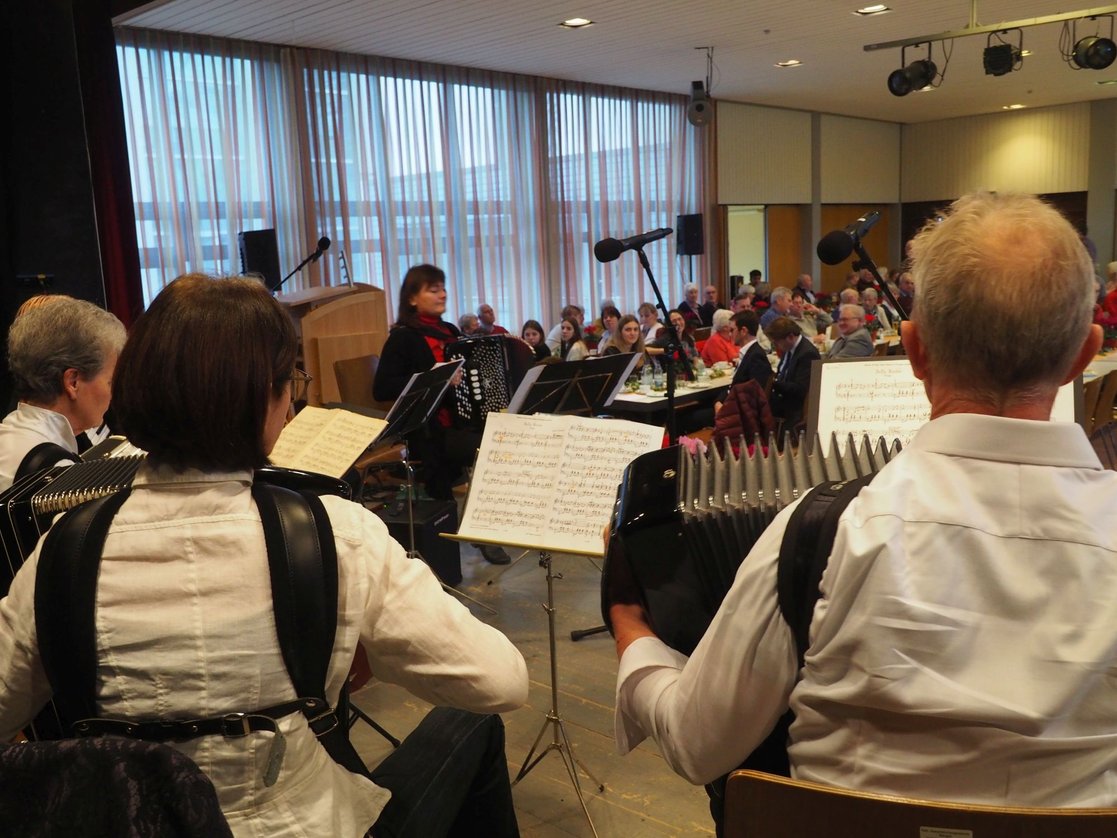 Blick durch das Orchester in den Saal