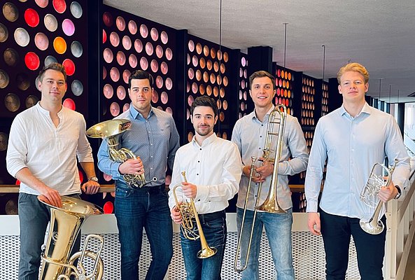 Das Ensemble Bright Brass, fünf Männer mit Blechblasinstrumenten