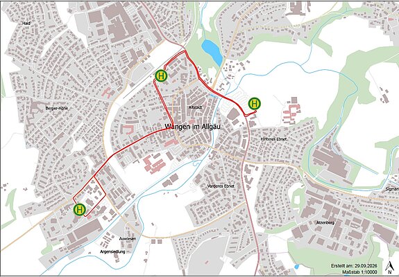 Karte von Wangen im Allgäu mit einer markierten Route und drei Bushaltestellen. Es sind Straßen, Gebäude und einige geografische Merkmale wie Gewässer und Grünflächen dargestellt.