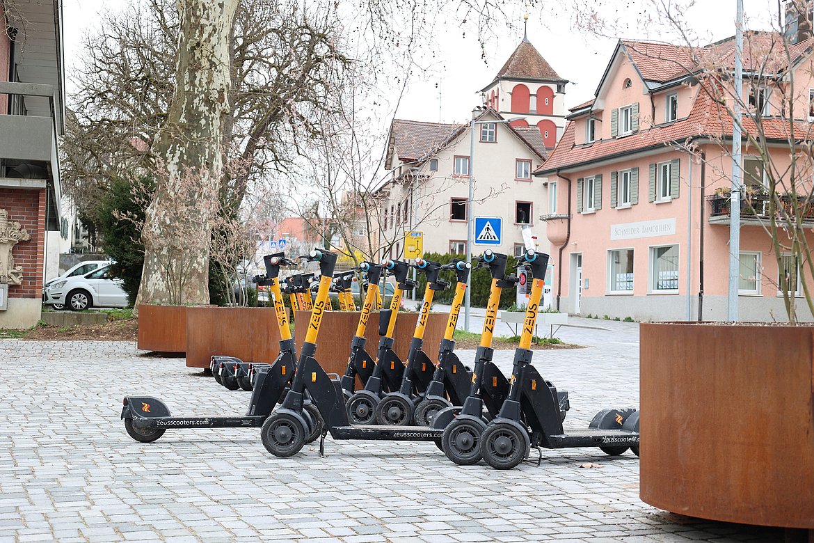Mehrere E-Roller parken nebeneinander