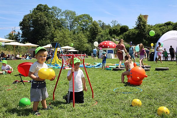 Kinder spielen auf der Argenwiese