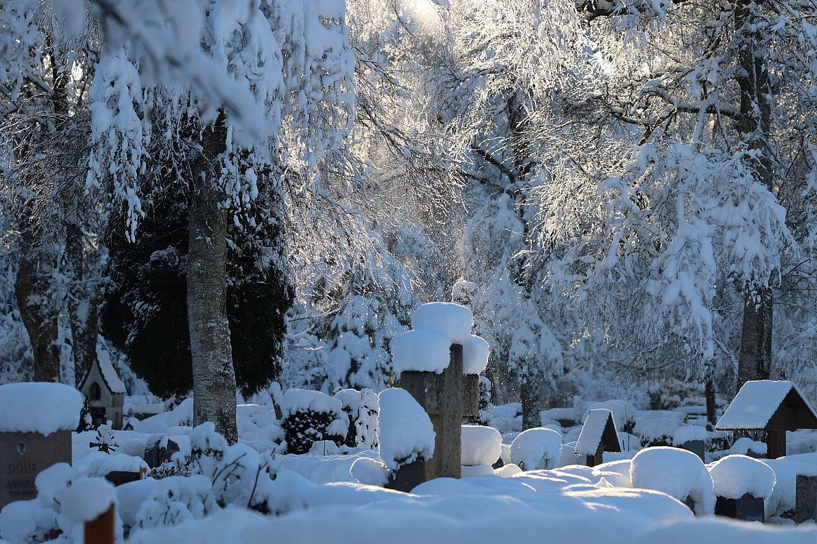 Grabmahle mit viel Schnee