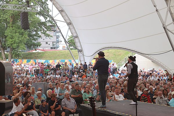 Italienische Band vor vielen Menschen im Zelt bei der Landesgartenschau