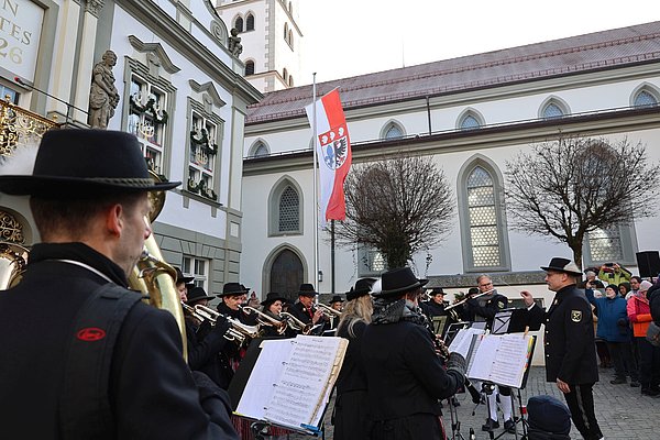 Musikkapelle Karsee spielt vor dem Rathaus