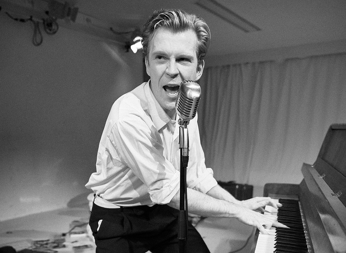 Ein Mann am Klavier singt