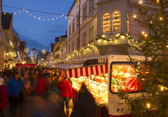 Weihnachtliche Stände mit Licht in der Herrenstraße