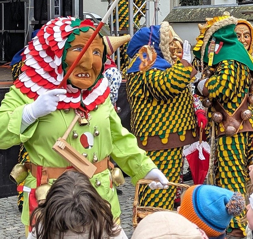 Ein Narr umringt von Kindern. 