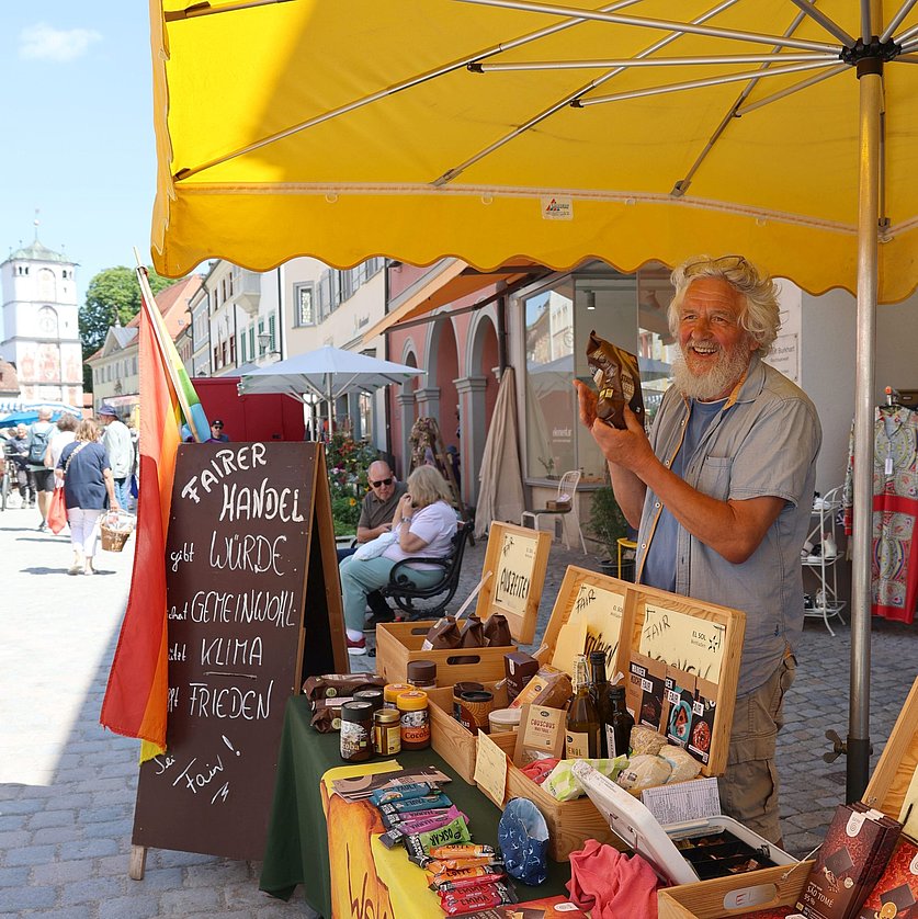 Ein Mann an einem Marktstand.