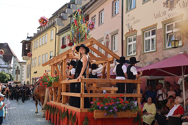 Wagen mit einem Fachwerk in der Paradiesstraße