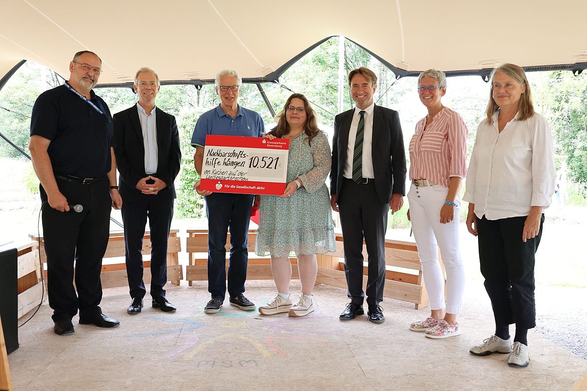 Das Foto zur Scheckübergabe zeigt von links Gemeindereferent Stephan Wiltsche, Pfarrer Dr. Claus Blessing, Kassier Dieter Dörr, Einsatzleitung Karin Kristen, Oberbürgermeister Michael Lang, Pfarrerin Dr. Elisabeth Jooß und Pfarrerin Friederike Hönig.