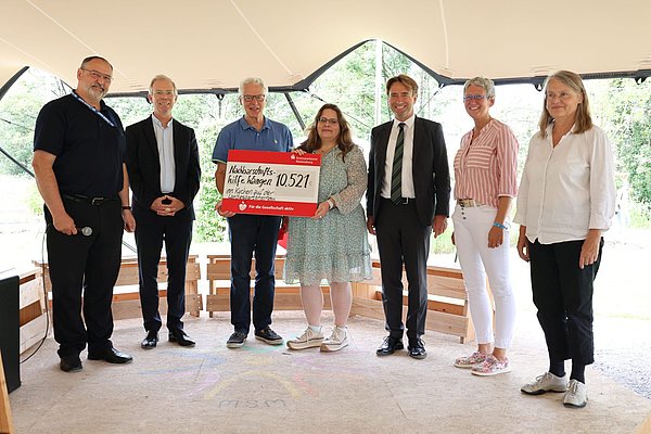 Das Foto zur Scheckübergabe zeigt von links Gemeindereferent Stephan Wiltsche, Pfarrer Dr. Claus Blessing, Kassier Dieter Dörr, Einsatzleitung Karin Kristen, Oberbürgermeister Michael Lang, Pfarrerin Dr. Elisabeth Jooß und Pfarrerin Friederike Hönig.