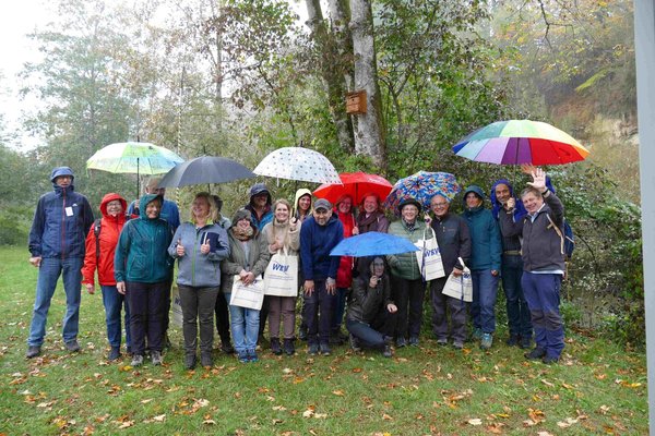 Gruppe von Personen im Regen