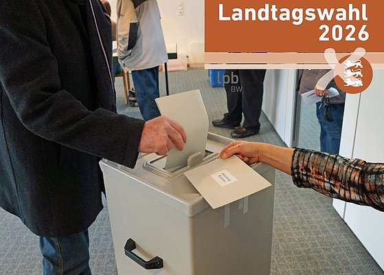 Wähler an der Washlurne: nur die Hand mit dem Umschlag zu sehen.