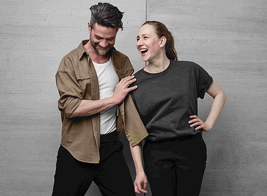 Eine Frau und ein Mann.