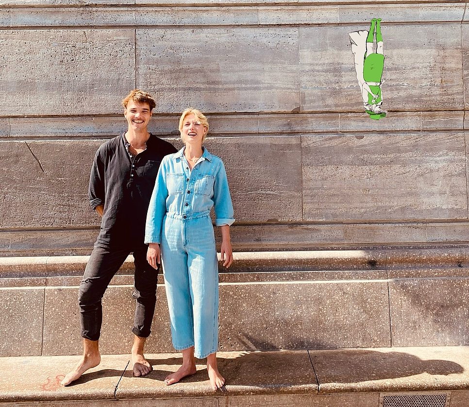 Ein Mann und eine Frau stehen vor einer Mauer