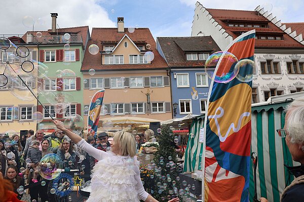 Seifenblasen über dem Marktplatz