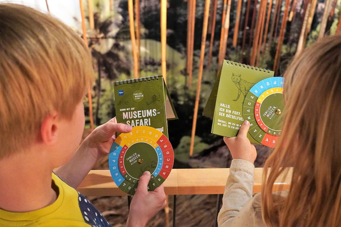 Kinder spielen mit einer bunten Rätselscheibe