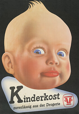 Das Bild zeigt ein nostalgisches Werbeplakat für Babynahrung mit dem großen Kopf eines Babys. Das Baby hat eine runde Gesichtsform, leuchtende Augen und einen lächelnden Ausdruck. Der Text „Kinderkost“ und „zuverlässig aus der Drogerie“ ist prominent platziert.