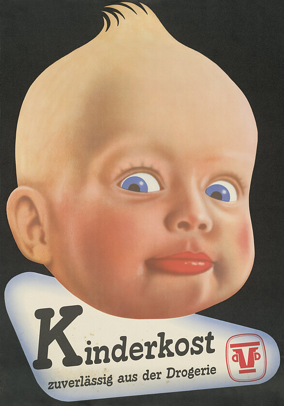 Das Bild zeigt ein nostalgisches Werbeplakat für Babynahrung mit dem großen Kopf eines Babys. Das Baby hat eine runde Gesichtsform, leuchtende Augen und einen lächelnden Ausdruck. Der Text „Kinderkost“ und „zuverlässig aus der Drogerie“ ist prominent platziert.