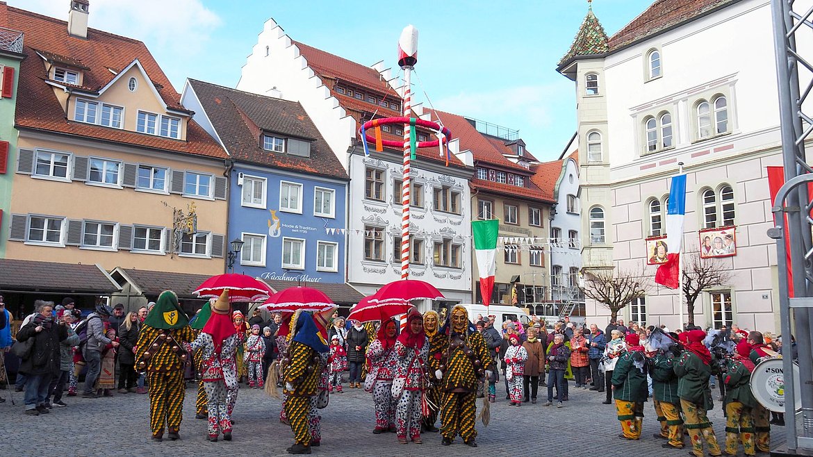 Narren tanzen den Schellentanz auf dem Marktplatz