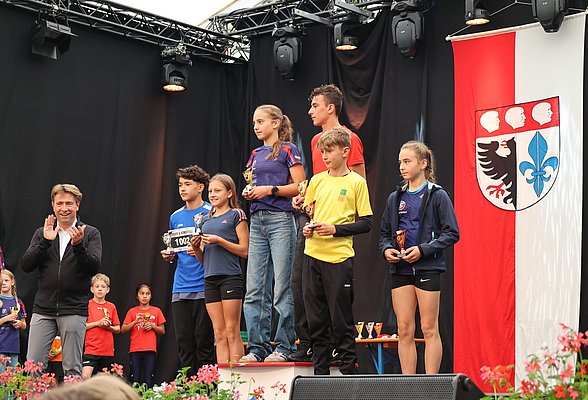 Kinder auf dem Treppchen, Herr Lang klatscht Beifall.