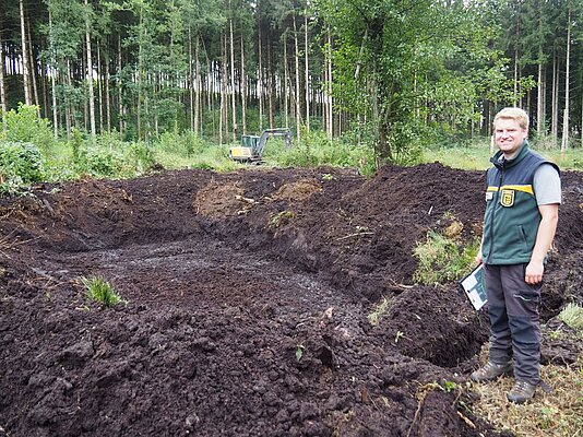 Mann auf der Baustelle im Wald
