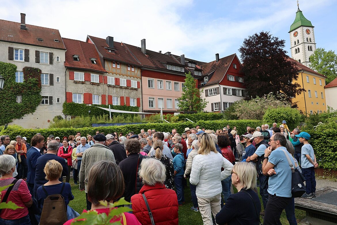 Viele Menschen um OB Lang