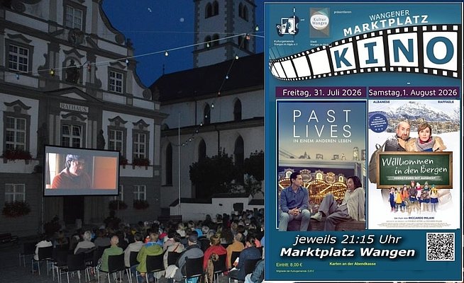 Ein Außenkino auf dem Marktplatz Wangen zeigt Filme. Auf einer großen Leinwand läuft eine Filmvorführung, während sich eine Menge von Zuschauern auf Stühlen versammelt hat. Neben der Leinwand ist ein Plakat für das Kino mit Details zu den Filmvorführungen.