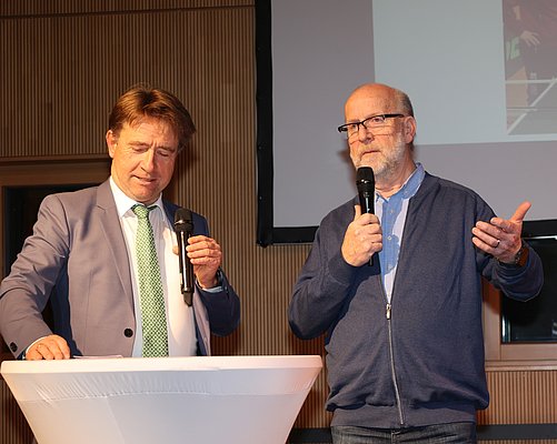 Zwei Männer im Gespräch.