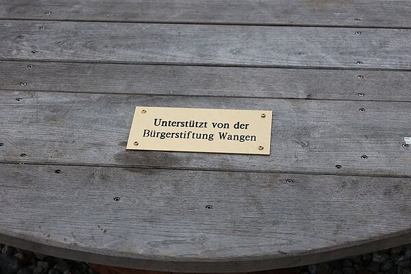 Plakette auf Holz