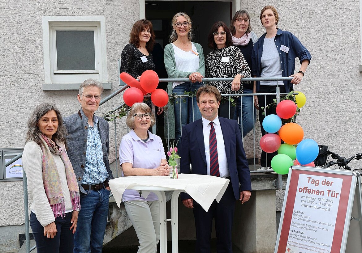 Mitarbeiterinnen und Mitarbeiter der sozialen Beratungsdienste im Haus am Buchweg 8 gemeinsam mit Oberbürgermeister Michael Lang. 