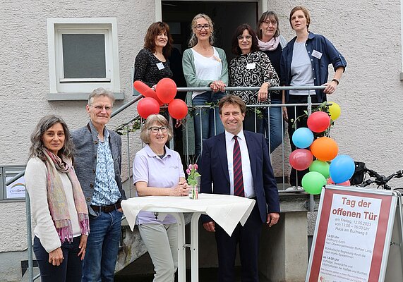 Mitarbeiterinnen und Mitarbeiter der sozialen Beratungsdienste im Haus am Buchweg 8 gemeinsam mit Oberbürgermeister Michael Lang. 