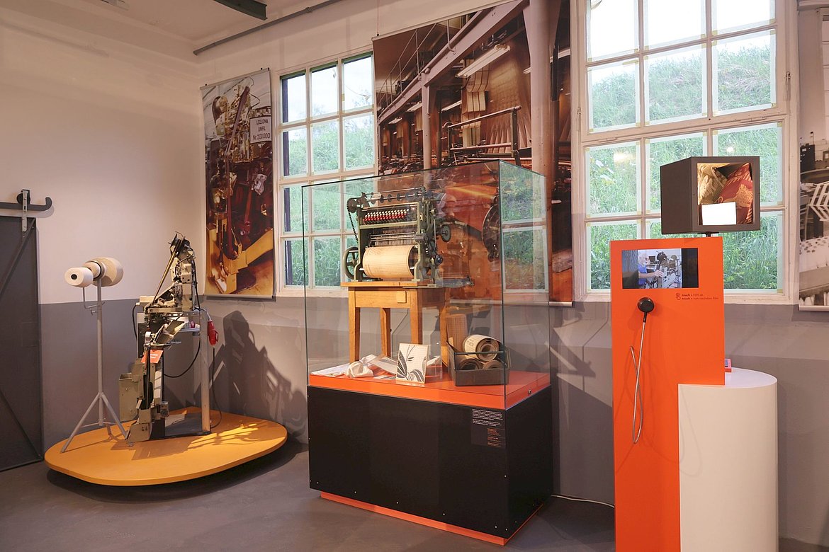 Blick ins ERBA-Museum mit großen Fotos und alten Maschinen