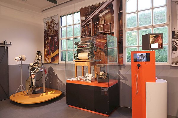Blick ins ERBA-Museum mit großen Fotos und alten Maschinen