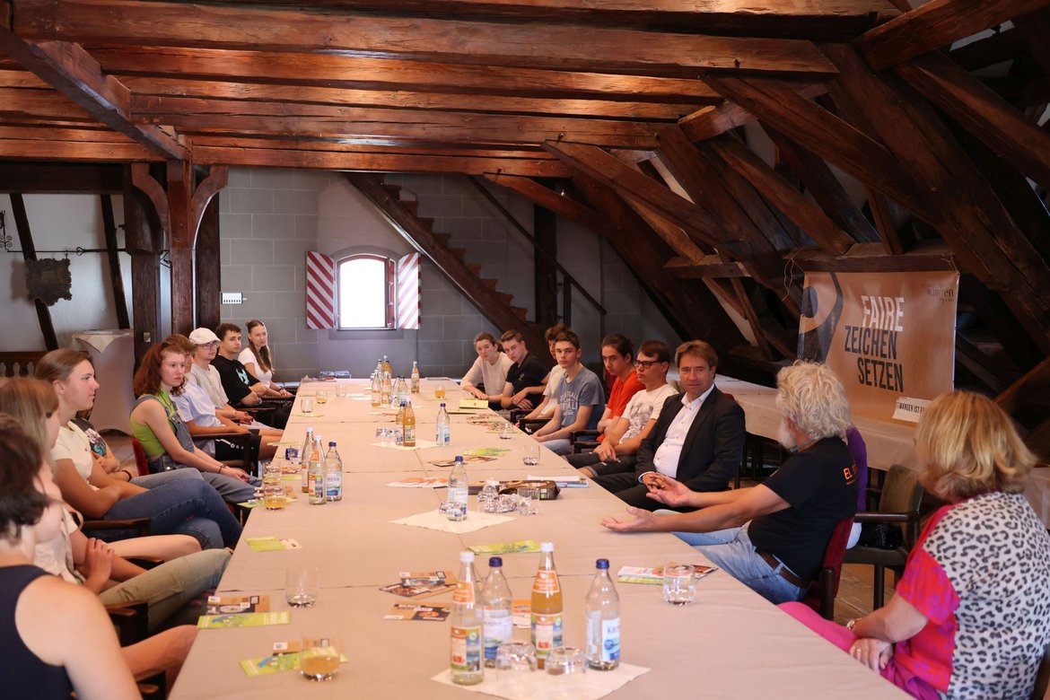 Schülerinnen und Schüler, Lehrerinnen und Lehrer mit Oberbürgermeister Michael Lang