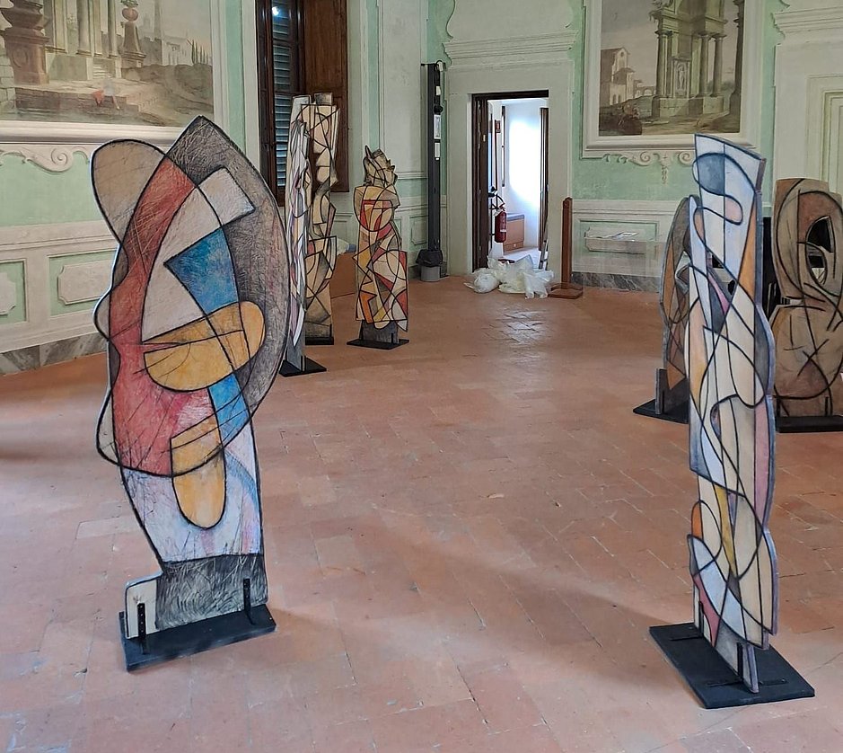 Bunte Kunstwerke aus Holz in einer Ausstellung