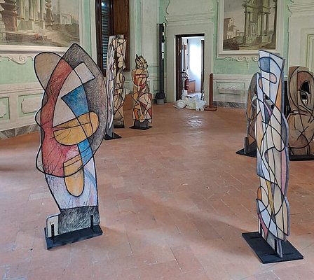Bunte Kunstwerke aus Holz in einer Ausstellung
