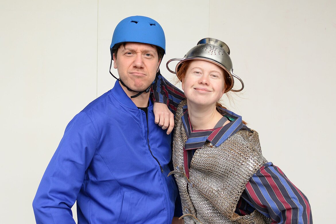 Zwei Schauspieler mit Töpfen auf dem Kopf