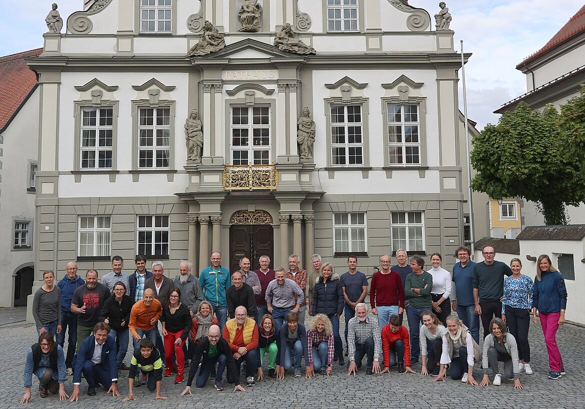Mehr als 50 Personen vor dem Rathaus