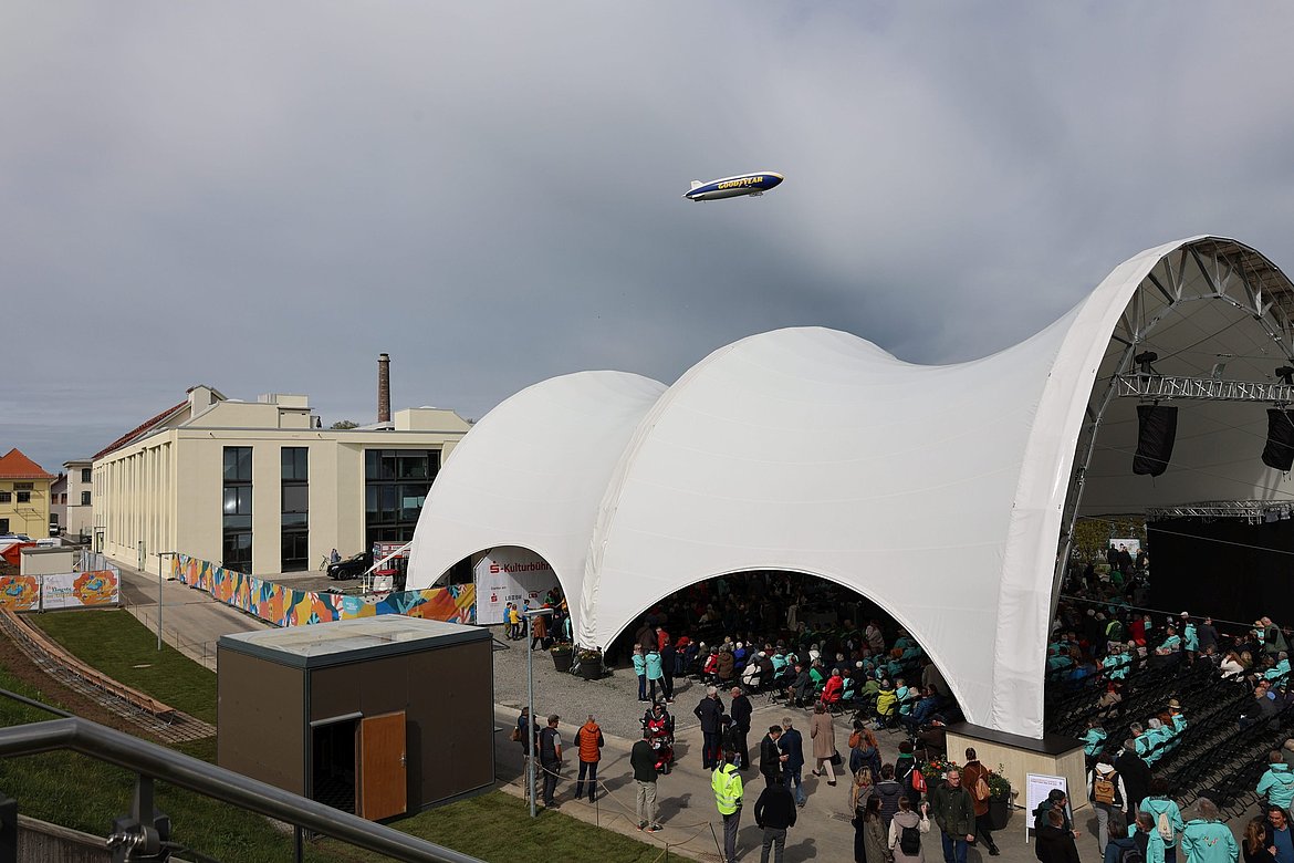 Zeppelin fliegt über die ERBA