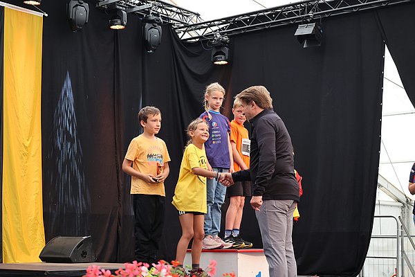 Kinder auf dem Treppchen, Herr Lang gratuliert.